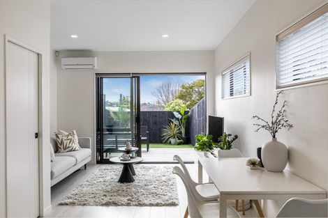 Photo of property in 4 Mana Place, Te Atatu Peninsula, Auckland, 0610