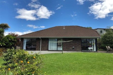 Photo of property in 9 Strabo Place, Windsor Park, Auckland, 0632