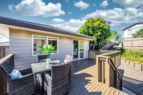 Photo of property in 30a Colmar Road, Mellons Bay, Auckland, 2014