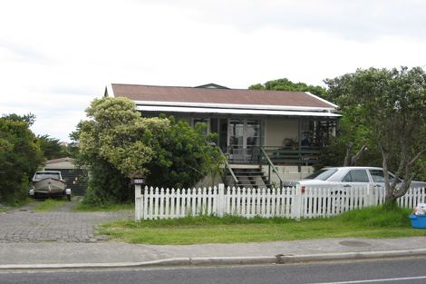 Photo of property in 1377 Whangaparaoa Road, Army Bay, Whangaparaoa, 0930