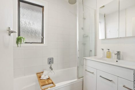 Photo of property in 5 Keats Place, Blockhouse Bay, Auckland, 0600