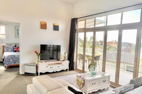 Photo of property in 8 Parani Court, Te Atatu Peninsula, Auckland, 0610