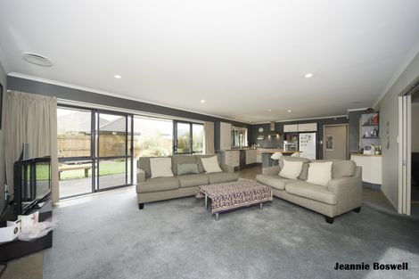 Photo of property in 12 Johnstone Drive, Fitzherbert, Palmerston North, 4410