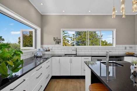 Photo of property in 873 Waitakere Road, Kumeu, 0891