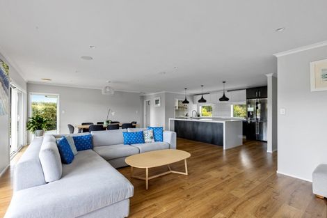 Photo of property in 60 Roberts Road, Matakatia, Whangaparaoa, 0930