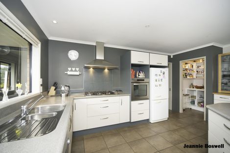 Photo of property in 12 Johnstone Drive, Fitzherbert, Palmerston North, 4410