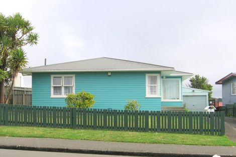 Photo of property in 4 Quigley Street, Newlands, Wellington, 6037