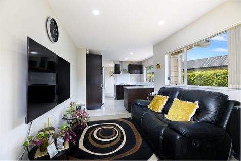 Photo of property in 8 Riverglade Parkway, Te Atatu South, Auckland, 0610