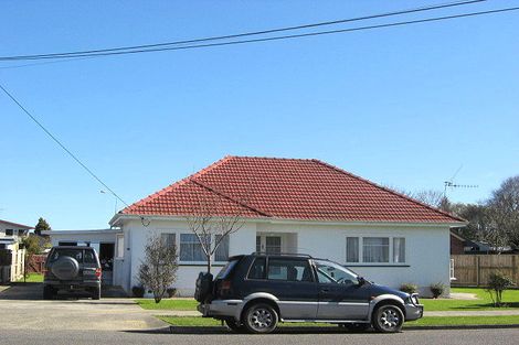 Photo of property in 75 Queenwood Road, Levin, 5510