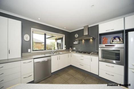Photo of property in 12 Johnstone Drive, Fitzherbert, Palmerston North, 4410