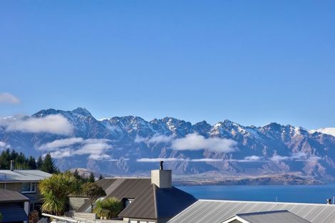 Photo of property in 70 Wynyard Crescent, Fernhill, Queenstown, 9300
