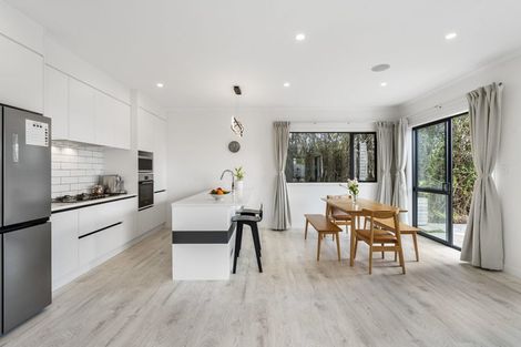 Photo of property in 562a Beach Road, Rothesay Bay, Auckland, 0630