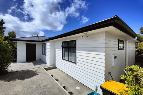 Photo of property in 15a Barclay Street, Newlands, Wellington, 6037