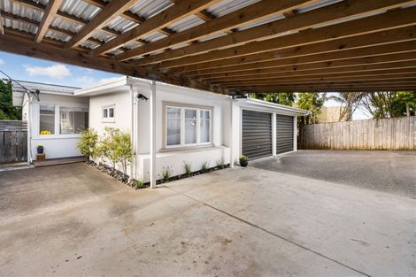 Photo of property in 12 Eastglen Road, Glen Eden, Auckland, 0602