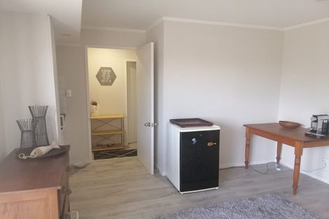 Photo of property in 2 Chelverton Terrace, Red Beach, 0932