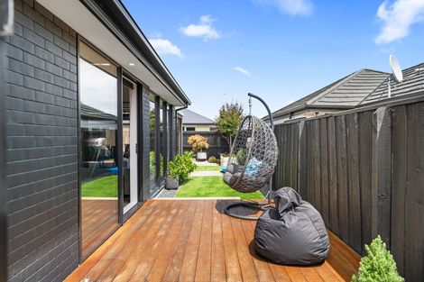 Photo of property in 6 Fairbairn Close, Halswell, Christchurch, 8025