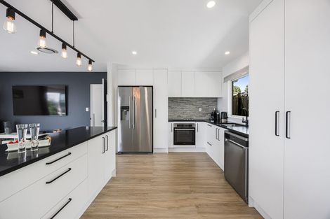 Photo of property in 22 Whangaparaoa Road, Red Beach, 0932