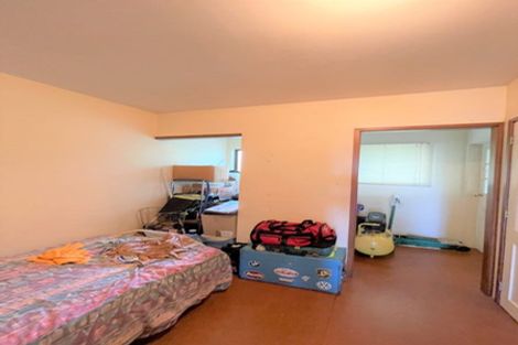 Photo of property in 32 Te Atatu Road, Te Atatu South, Auckland, 0610