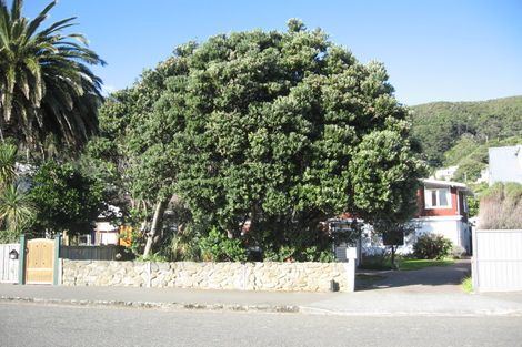 Photo of property in 25 Marine Parade, Eastbourne, Lower Hutt, 5013