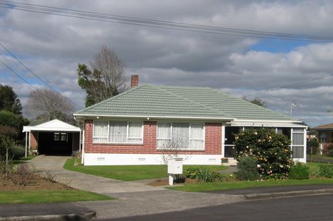 Photo of property in 16 Campbell Place, Papakura, 2110