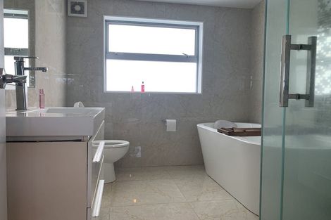 Photo of property in 17 Limmer Place, Browns Bay, Auckland, 0632