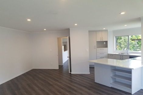 Photo of property in 60 Lagoon Way, West Harbour, Auckland, 0618