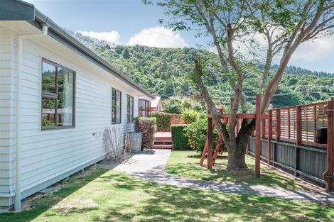 Photo of property in 21 Oxford Street, Picton, 7220