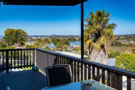 Photo of property in 8a Worthington Place, West Harbour, Auckland, 0618