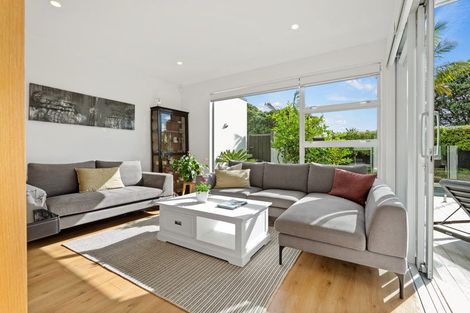 Photo of property in 52 Walton Street, Red Beach, 0932