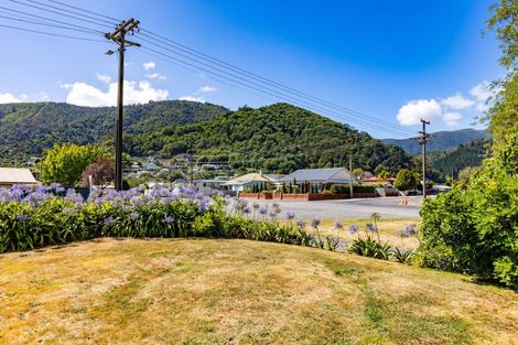 Photo of property in 65 Broadway, Picton, 7220