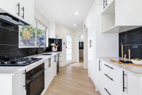 Photo of property in 17 Nan Place, Pakuranga Heights, Auckland, 2010