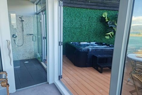 Photo of property in 114 The Esplanade, Houghton Bay, Wellington, 6023