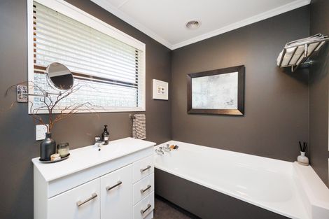 Photo of property in 8 Earl Place, Hokowhitu, Palmerston North, 4410