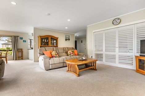 Photo of property in 1 Astor Place, Orewa, 0931