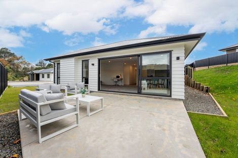 Photo of property in 3 Nikau Lane, Timberlea, Upper Hutt, 5018