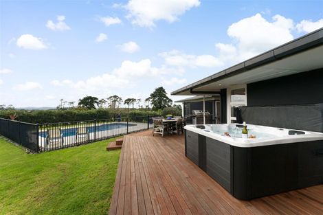 Photo of property in 72 Hanham Road, Kumeu, 0891