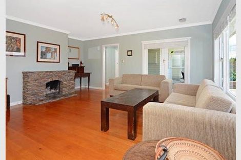 Photo of property in 296 East Coast Road, Forrest Hill, Auckland, 0620