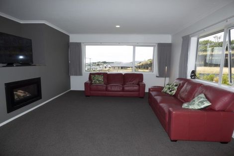 Photo of property in 12 Oakmont Crescent, Waiwhakaiho, New Plymouth, 4312
