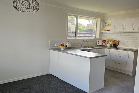 Photo of property in 30b Rewarewa Crescent, Waikanae, 5036