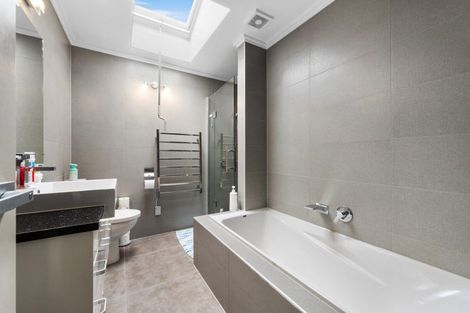 Photo of property in 8 Henriette Place, The Gardens, Auckland, 2105