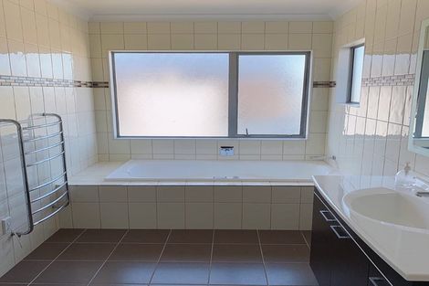 Photo of property in 17 Harrowglen Drive, Northcross, Auckland, 0632