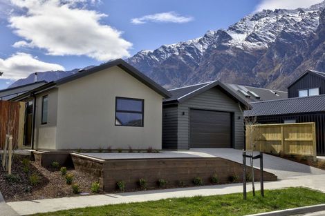 Photo of property in 32 Shelduck Road, Jacks Point, 9371