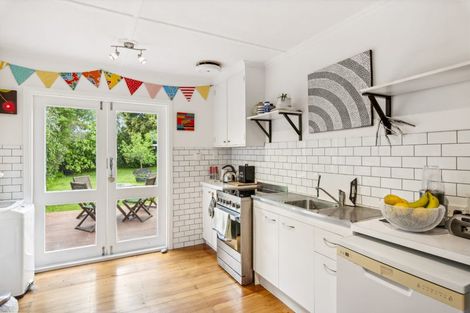 Photo of property in 15 Walton Avenue, Waikanae, 5036