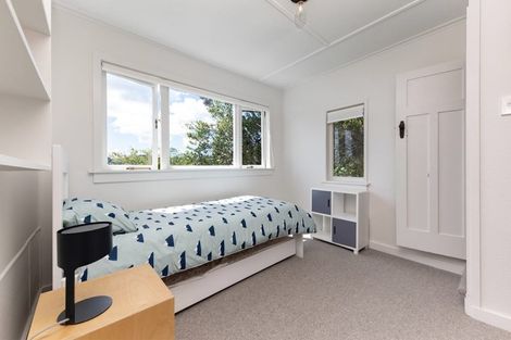 Photo of property in 42 Rayner Road, Piha, 0772