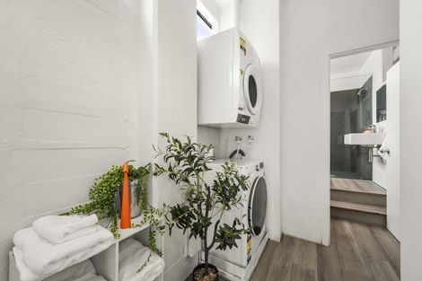 Photo of property in Endeavour Apartments, 18/125 Thorndon Quay, Pipitea, Wellington, 6011