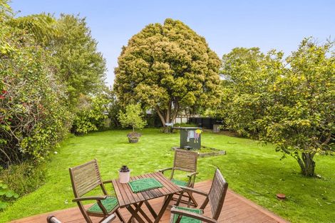 Photo of property in 15 Walton Avenue, Waikanae, 5036