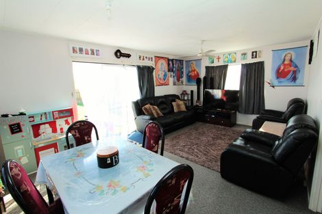 Photo of property in 2/8 Senecio Place, Weymouth, Auckland, 2103