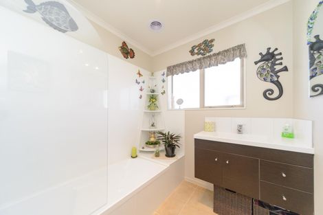 Photo of property in 11 Chestnut Close, Kelvin Grove, Palmerston North, 4414