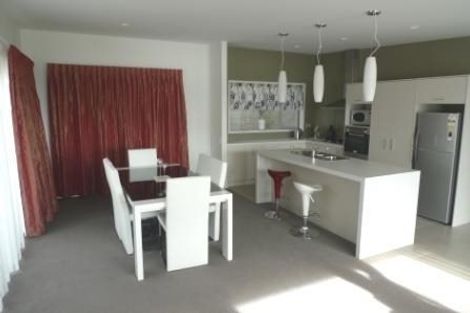 Photo of property in 25 Tamworth Crescent, Newlands, Wellington, 6037