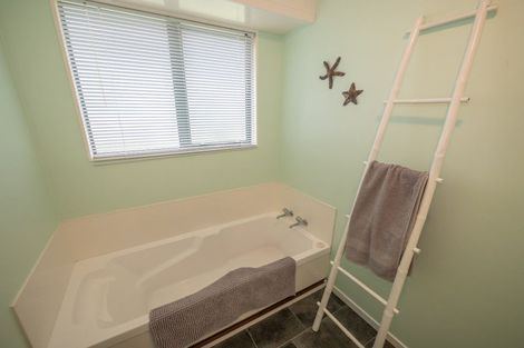 Photo of property in 2 Dudley Crescent, Cable Bay, 0420